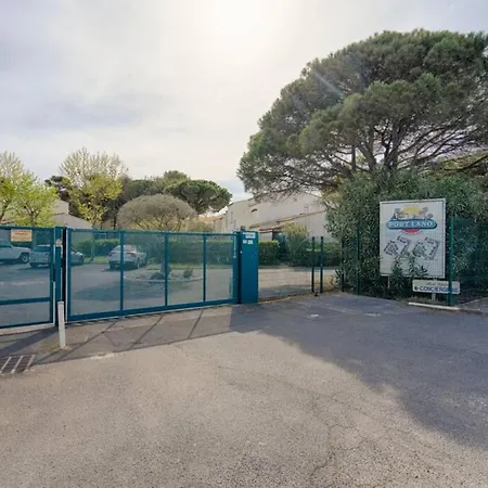 T2 Port Lano Clim Piscine Parking 호텔