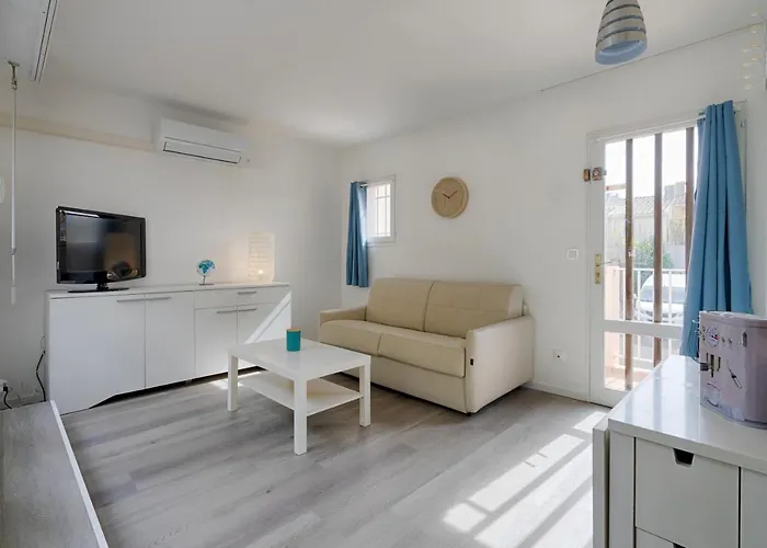 T2 Port Lano Clim Piscine Parking 호텔